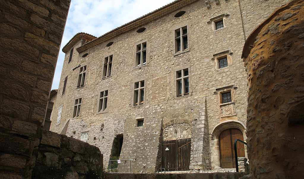 Le château de Montfort-sur-Argens en Provence verte (VAR)